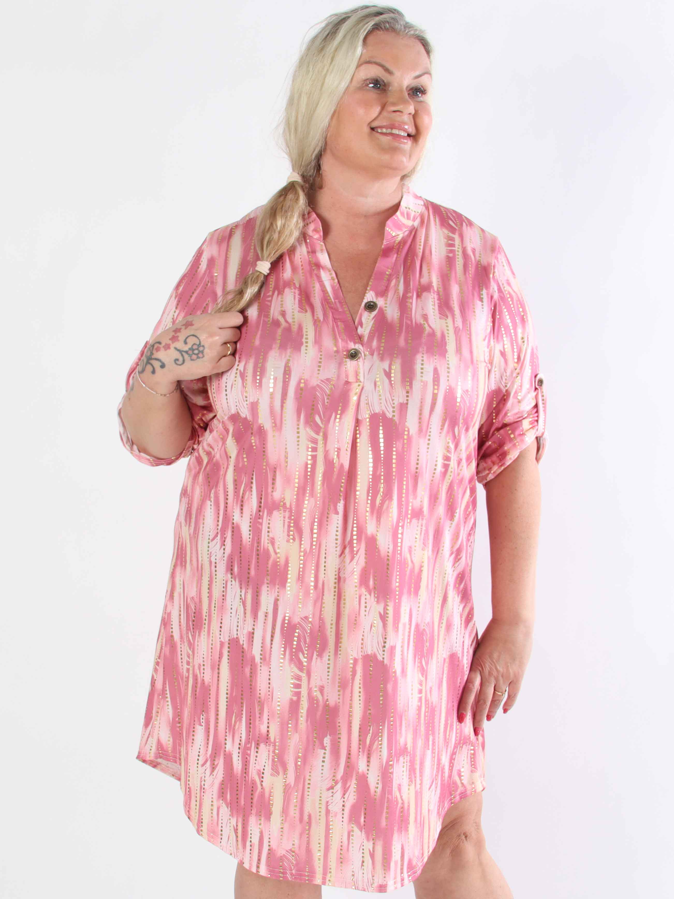 Ebba Pattern Long - Elastisk mønstret plus size kjole med guld detaljer